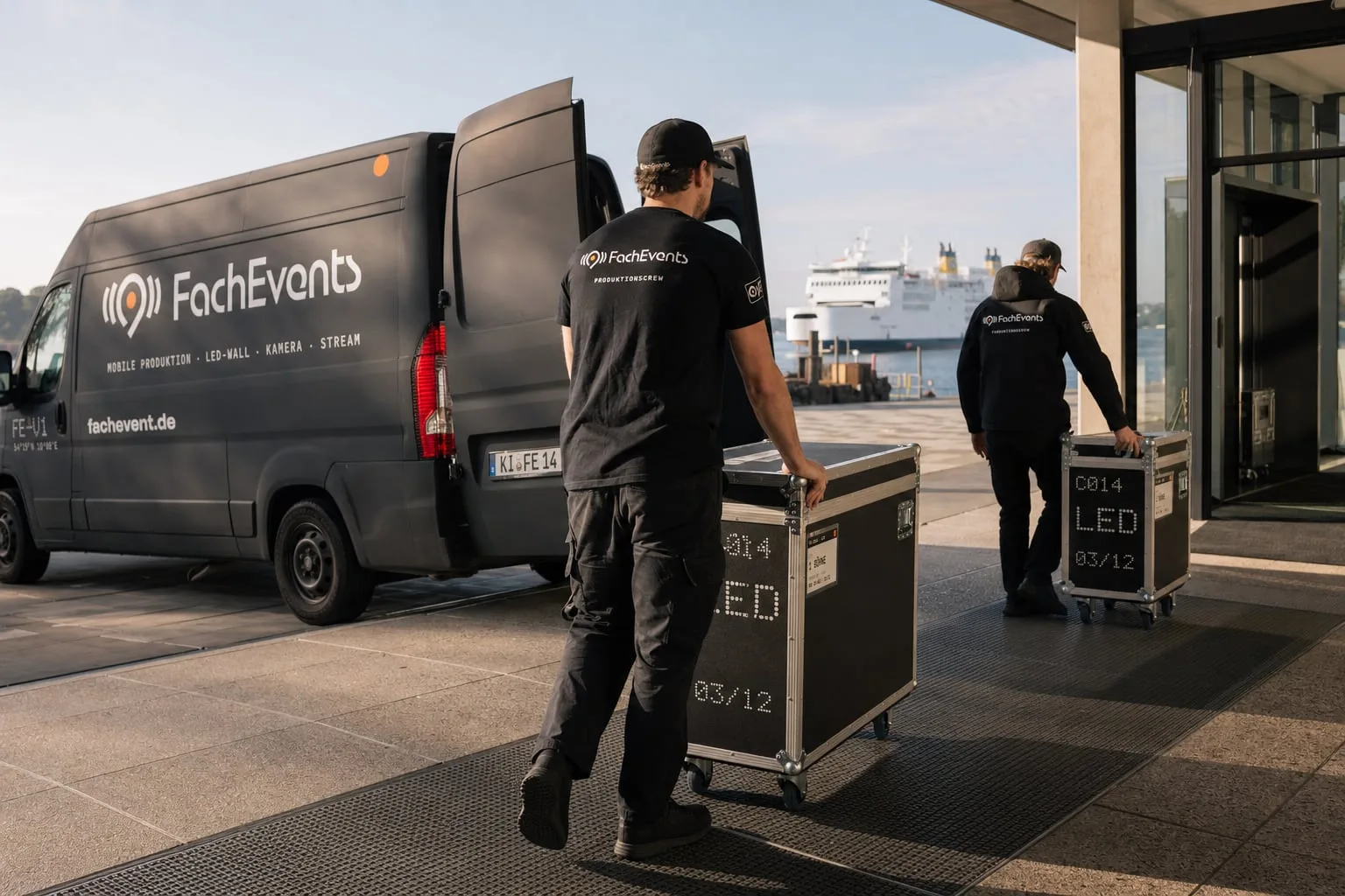 Ankunft an der Kieler Förde: Die Crew rollt Flight-Cases mit der LED-Wand vom Transporter