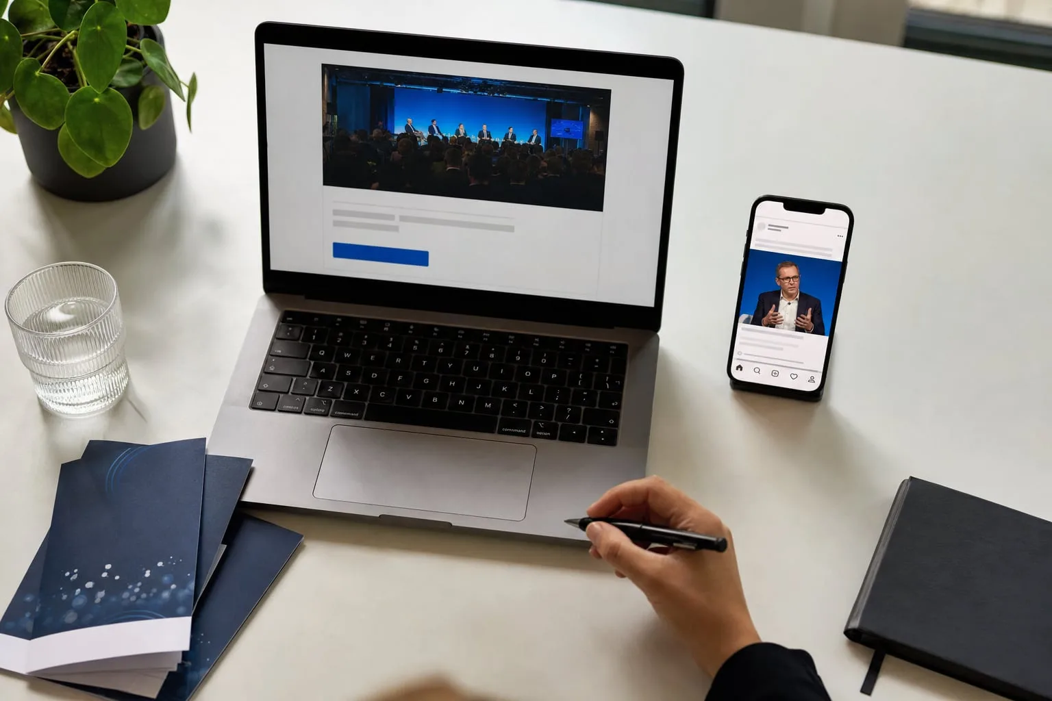Eventmarketing: Anmeldeseite auf dem Laptop, Beitrag mit dem Referenten auf dem Handy und gedruckte Einladungen