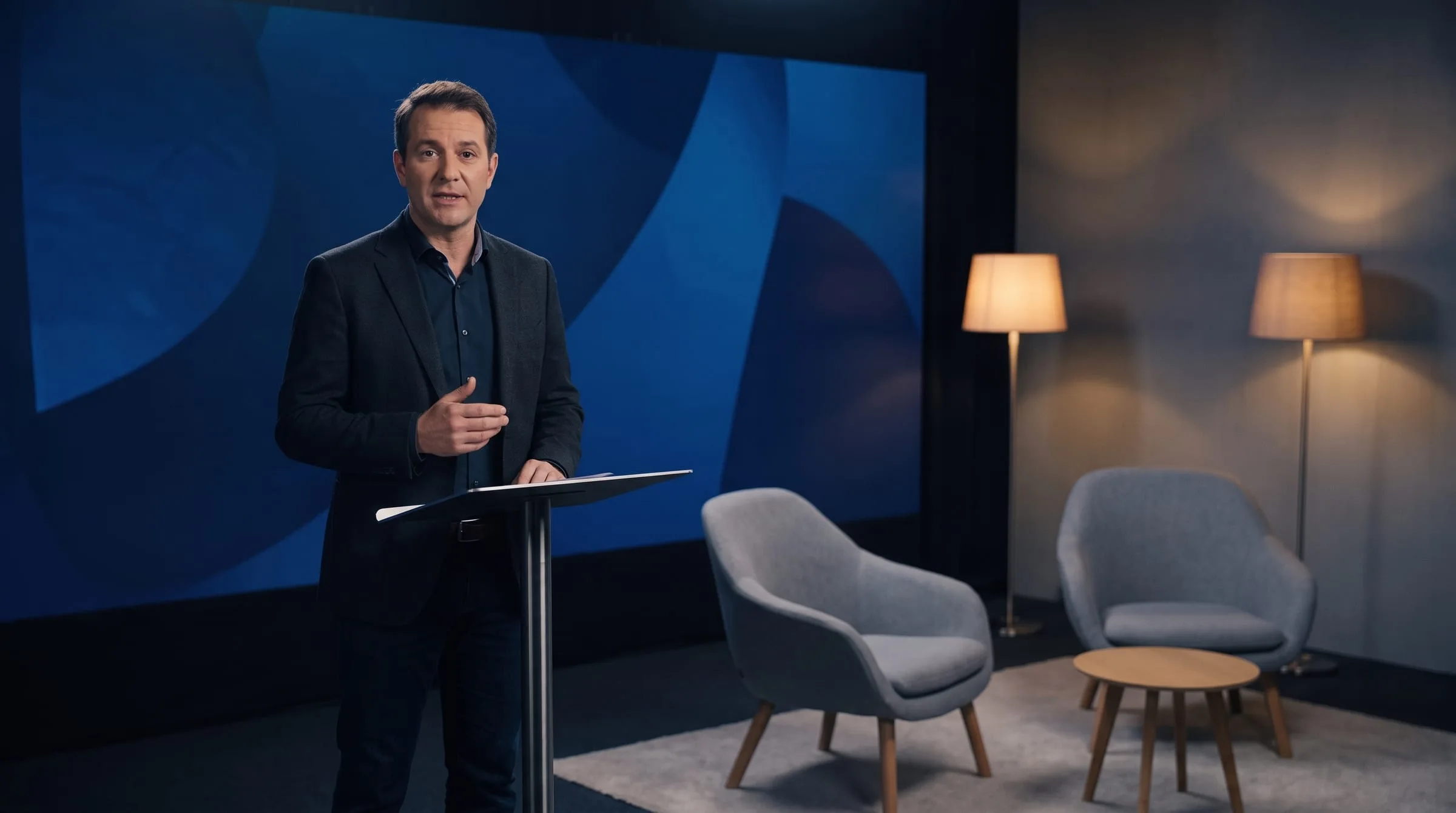 Kundentag als Livestream: Vortrag am Rednerpult im Studio vor der LED-Wand